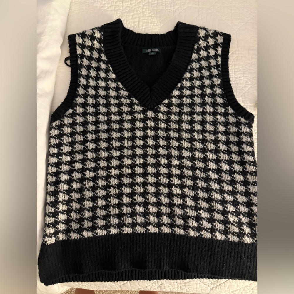 Wild Fable Black and White V-Neck Sweater Vest